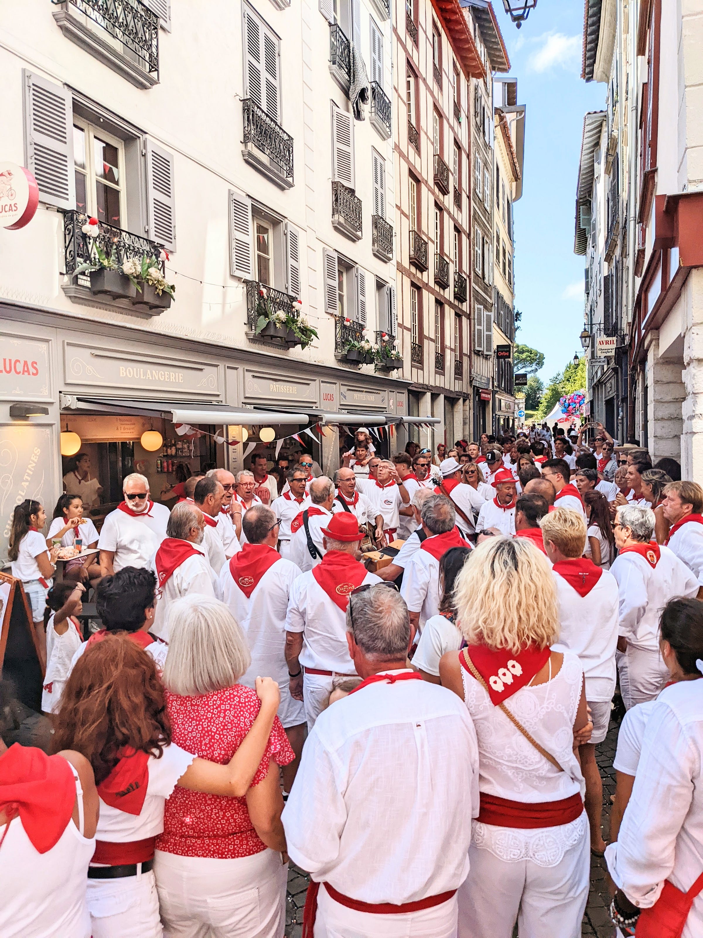 Impromptu street music at the largest festival in France. Bayonne, August 2022