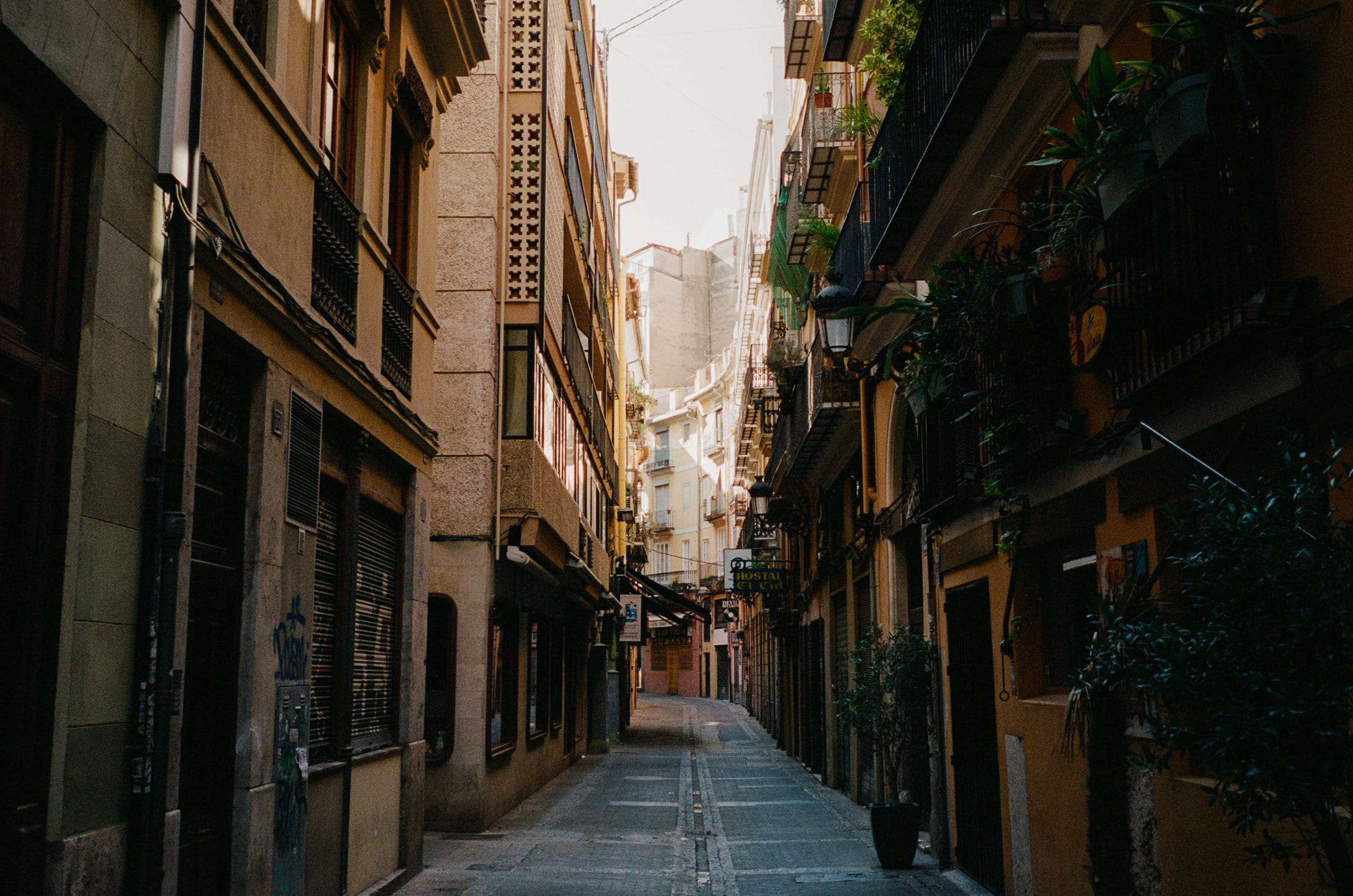 A morning walk to the coffee shop in Valencia. July 2022