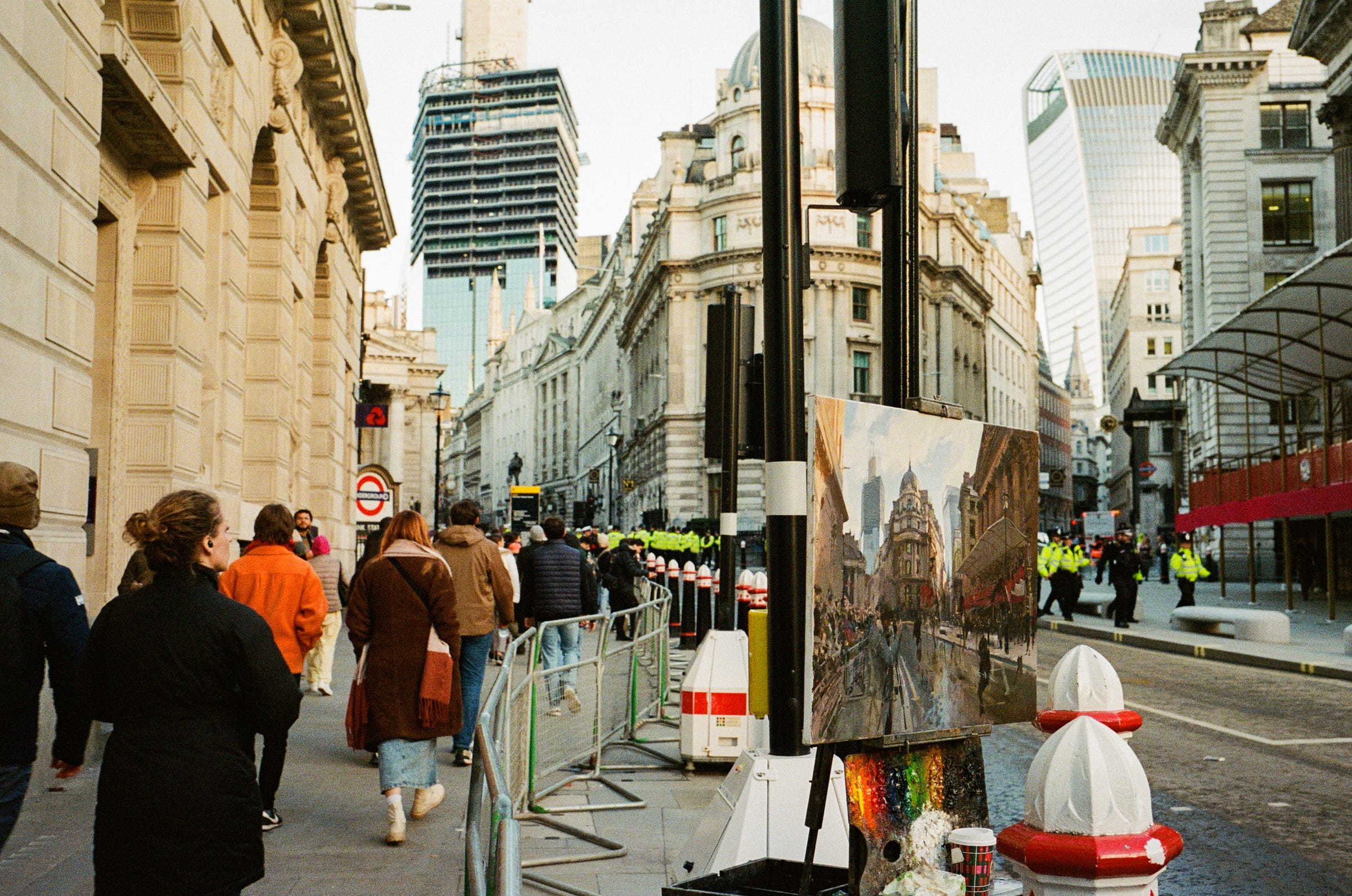A plain-air painting sits in front of its subject. London 2023