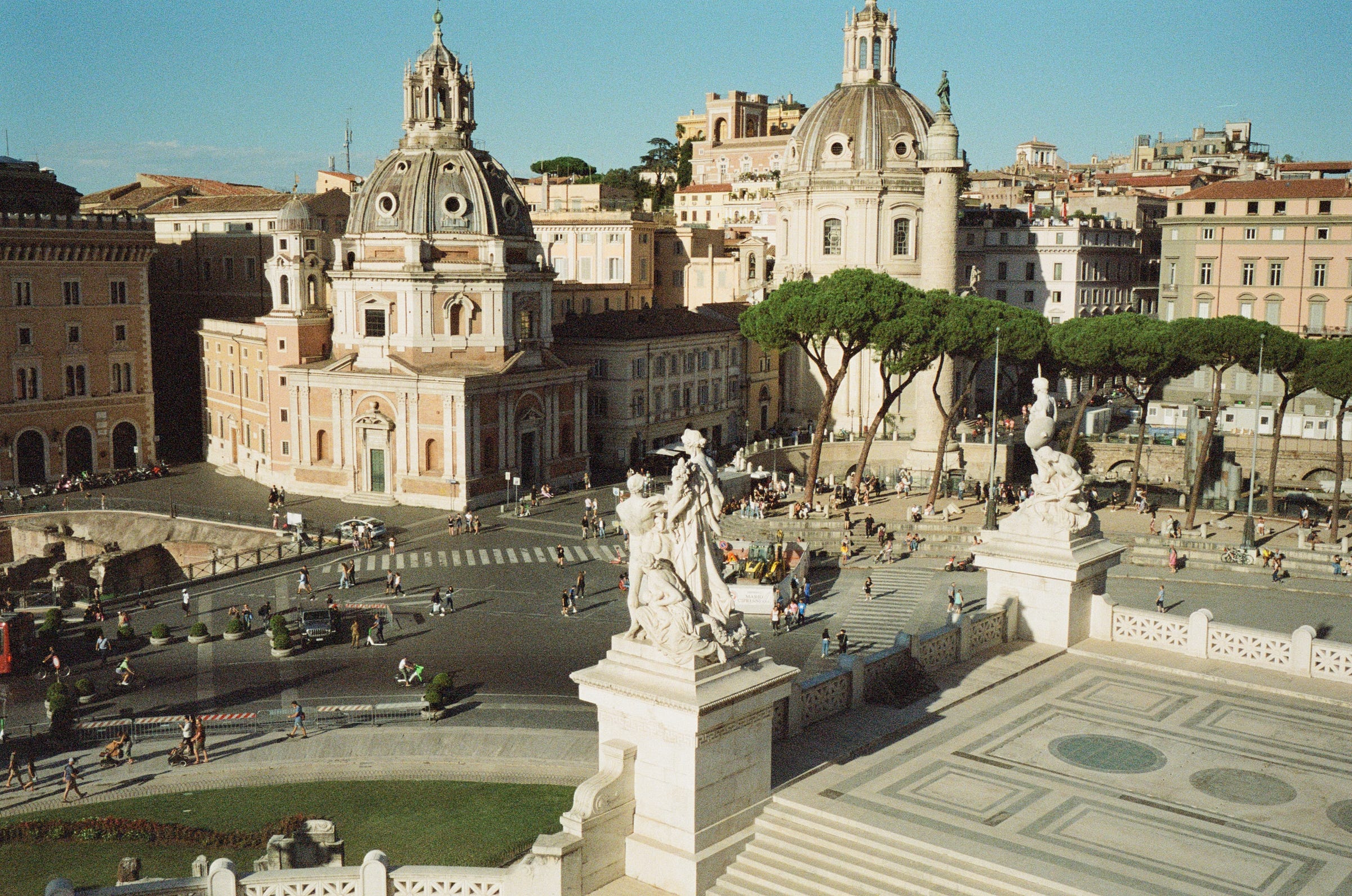 Above the crowds, looking Northeast. Rome 2022